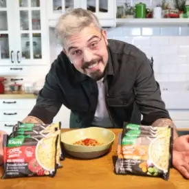 Uğur Kardaş ile Knorr Çabuk Noodle: Sebzeli Et Çeşnili Noodle Tarifi