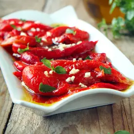Pratikliğiyle Favoriniz Olacak: Közlenmiş Kırmızı Biber Salatası Tarifi